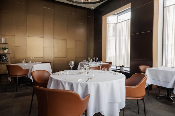 furniture, tablecloth, chair, restaurant, linens, cutlery