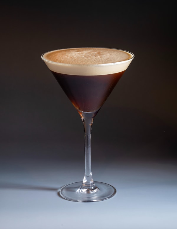 alcoholic drink, liquor, martini glass, cocktail, stemware, champagne glass