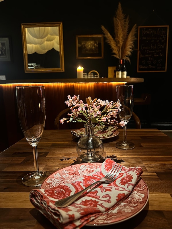 tableware, furniture, table, drinkware, stemware, barware