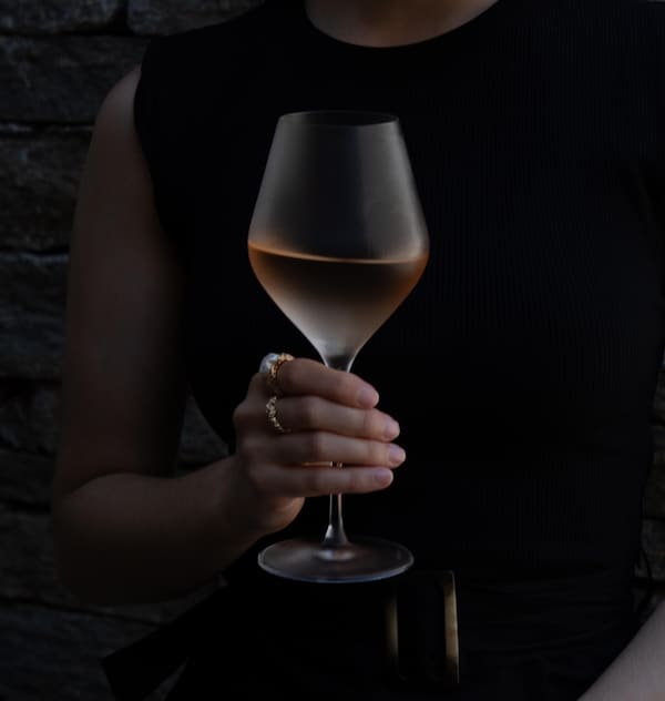 stemware, tableware, drinkware, alcoholic drink, liquid, champagne glass