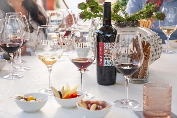 stemware, tableware, drinkware, wine glass, alcoholic drink, food