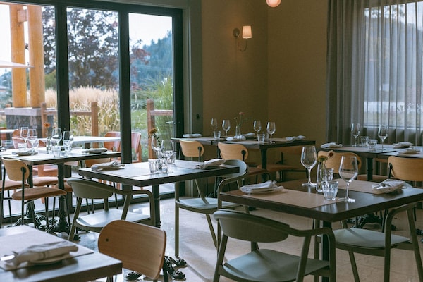 furniture, tableware, table, drinkware, barware, restaurant