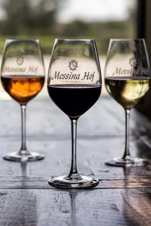 stemware, wine glass, drinkware, alcoholic drink, champagne glass, barware