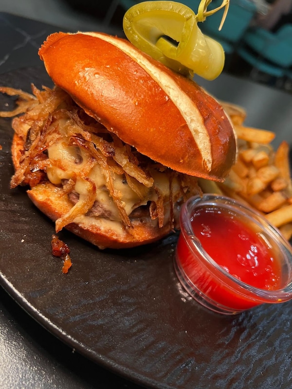 food, tableware, ingredient, fried food, bun, fast food