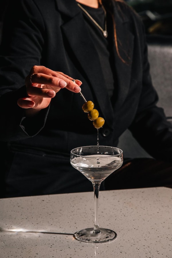 stemware, tableware, martini glass, drinkware, alcoholic drink, champagne glass