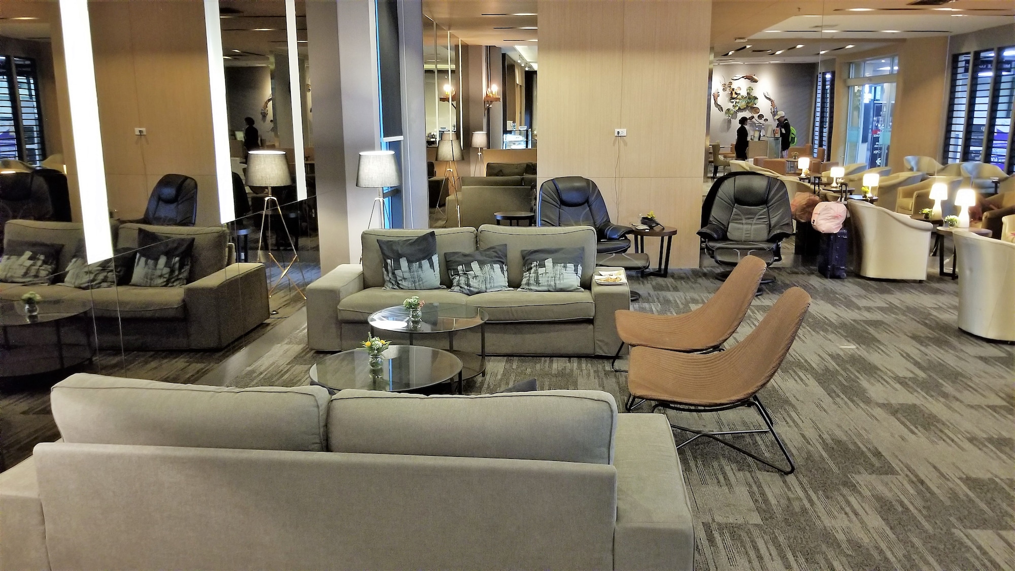 #4 of 5 images of Miracle Lounge