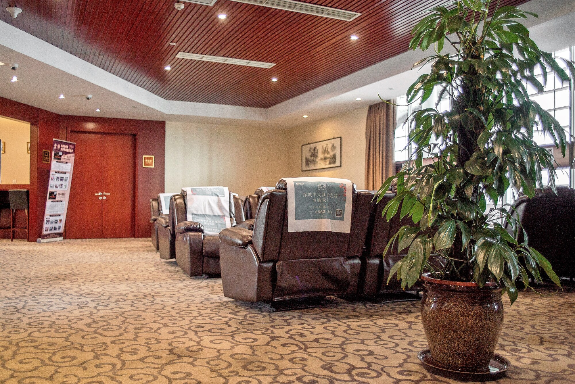 #1 of 5 images of First Class Lounge (No. 22)
