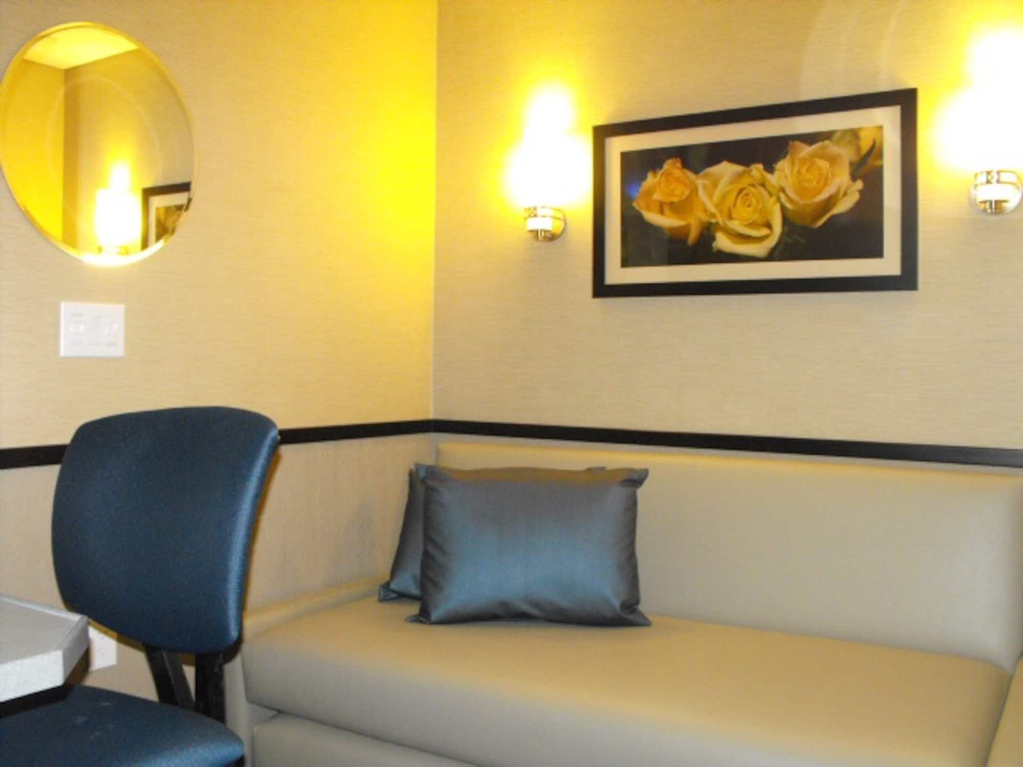 #2 of 5 images of Minute Suites