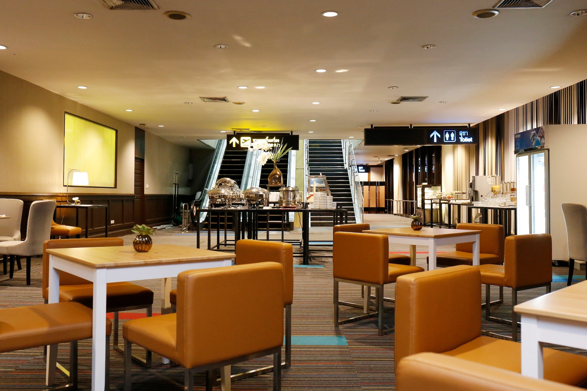 #2 of 5 images of Miracle Lounge No. 1