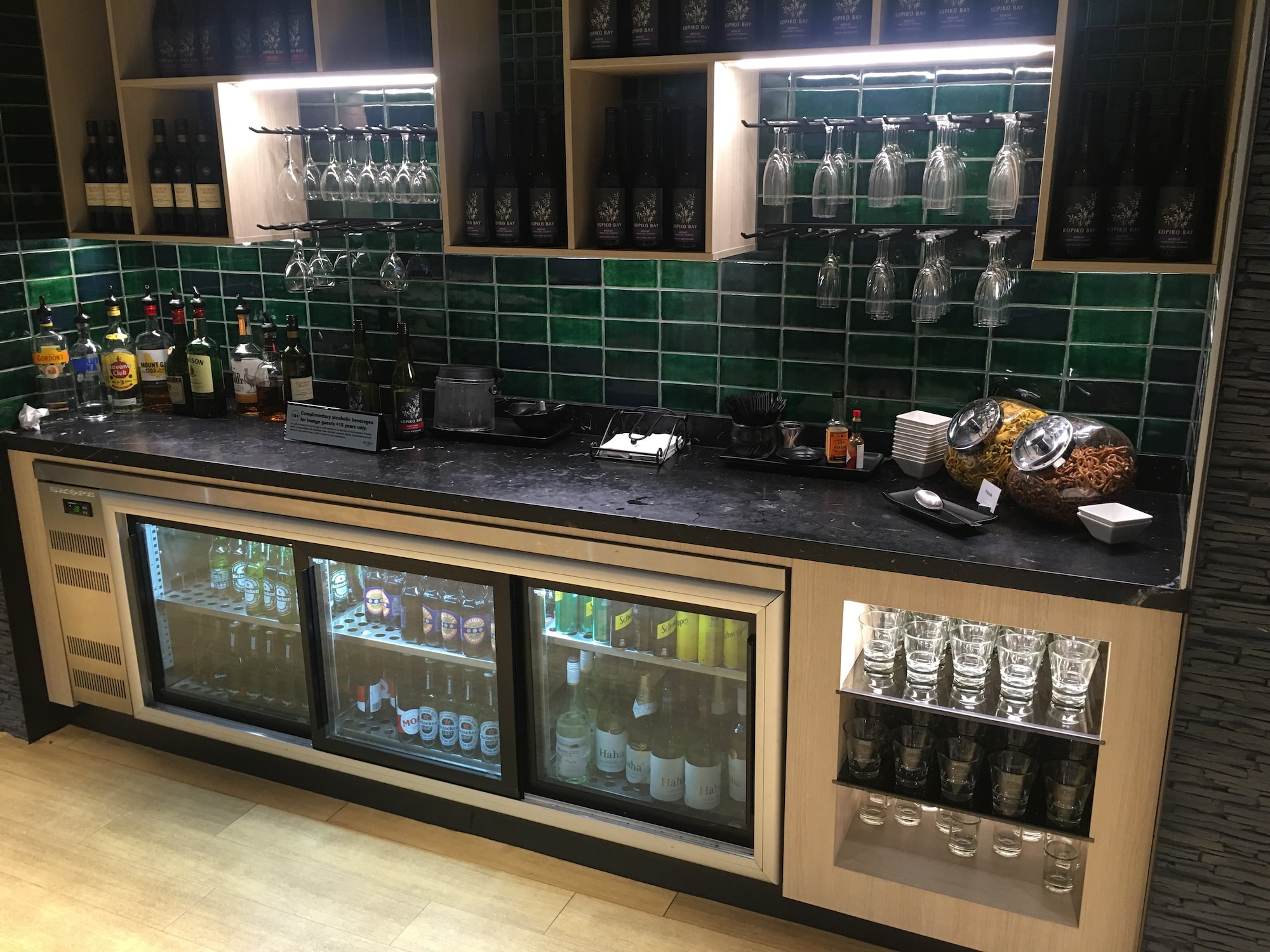 #4 of 5 images of Strata Lounge