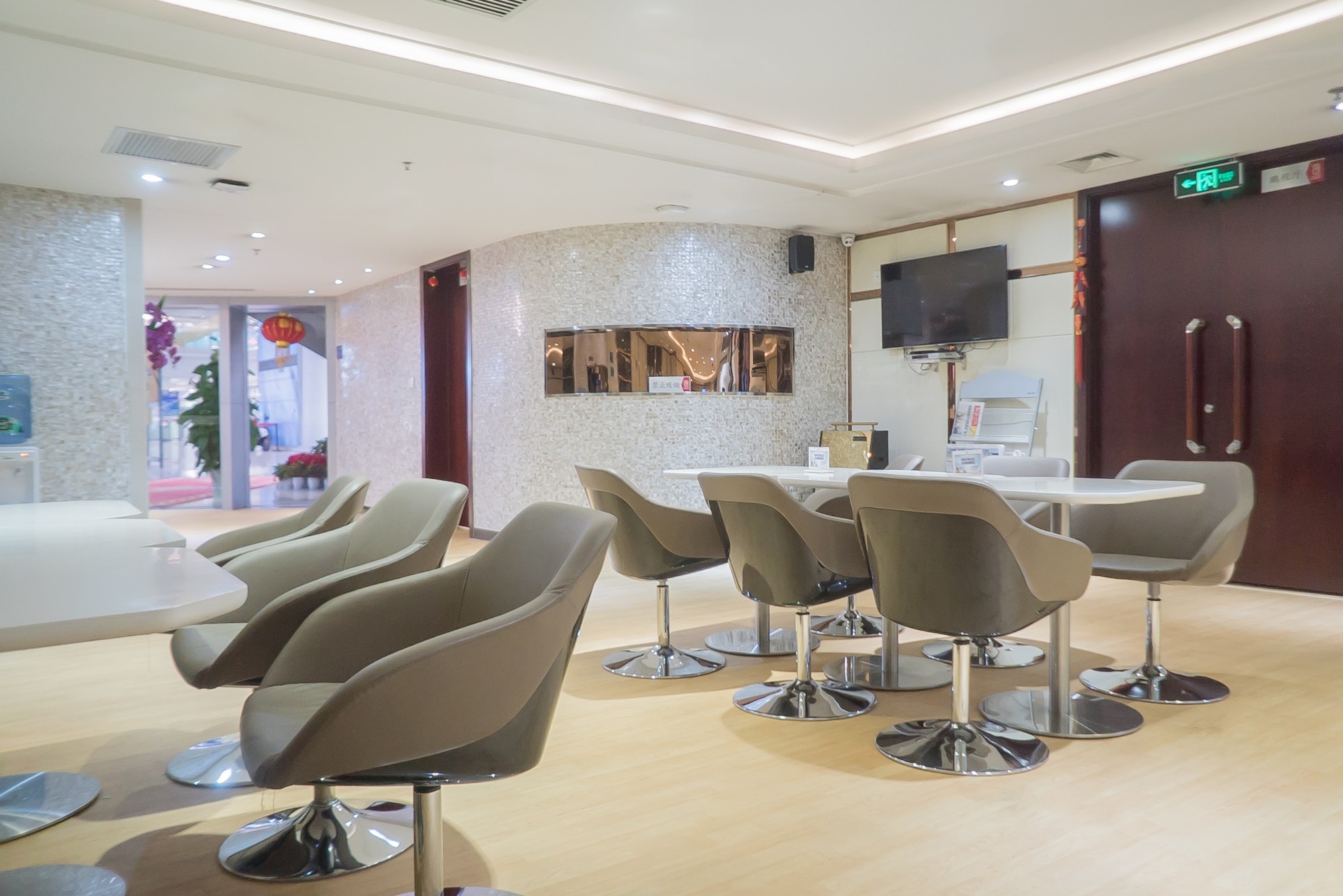 #2 of 5 images of Lucky Air Lounge