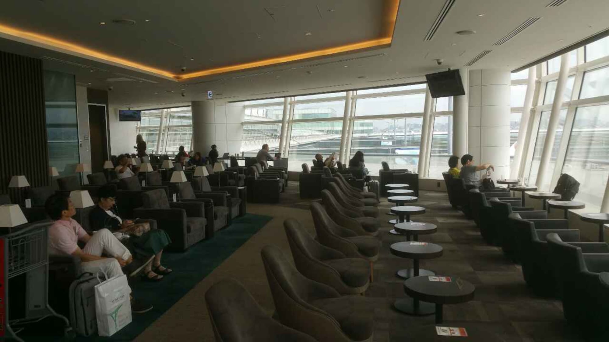 #3 of 5 slides of Sky Lounge