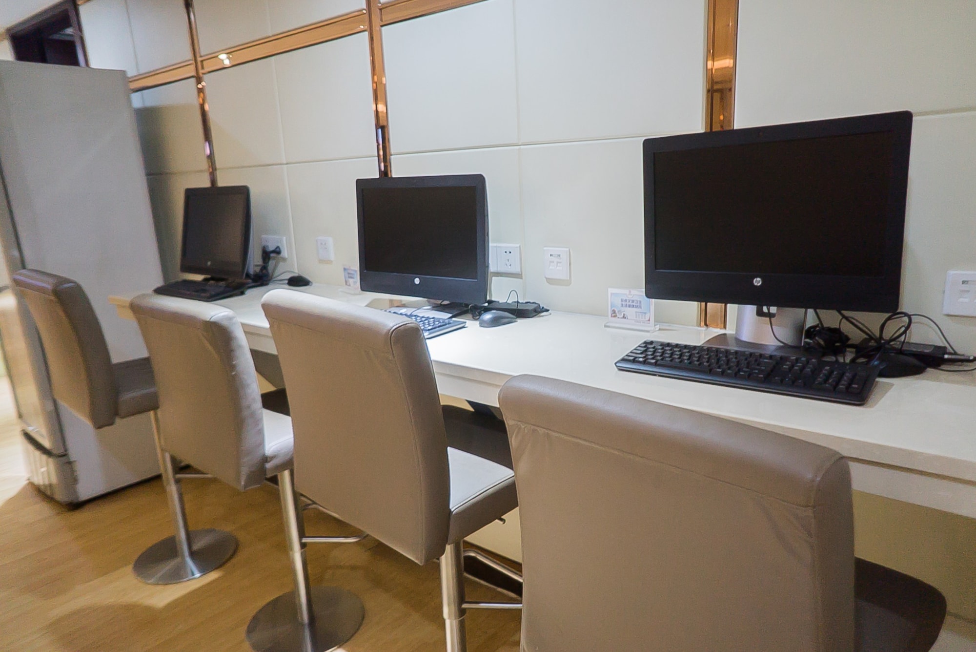 #3 of 5 images of Lucky Air Lounge