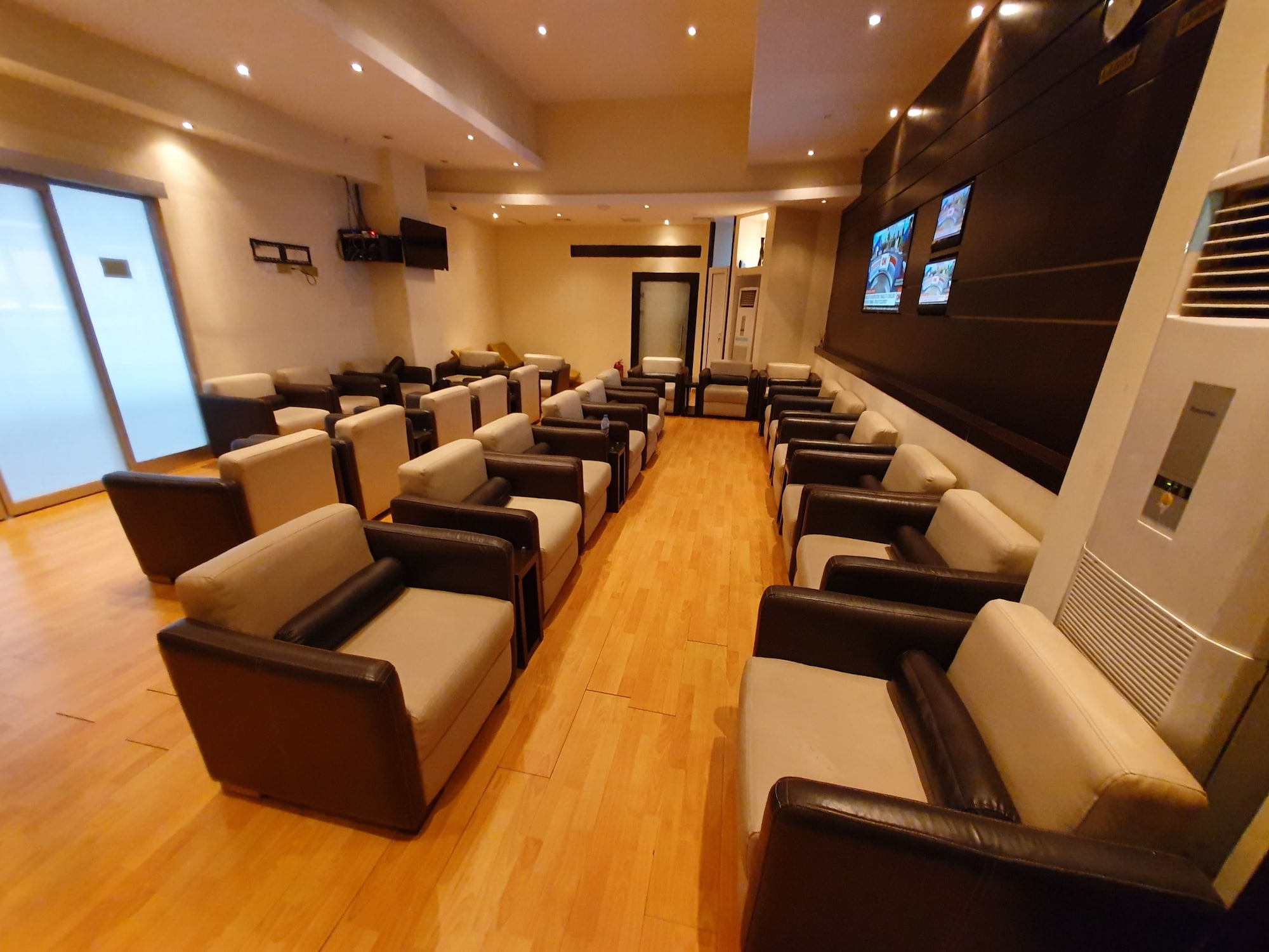 #4 of 5 images of Skyway Premium Lounge