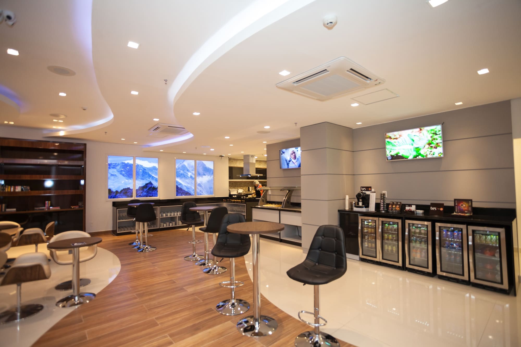 #2 of 5 images of TravelCorp Harmony Lounge