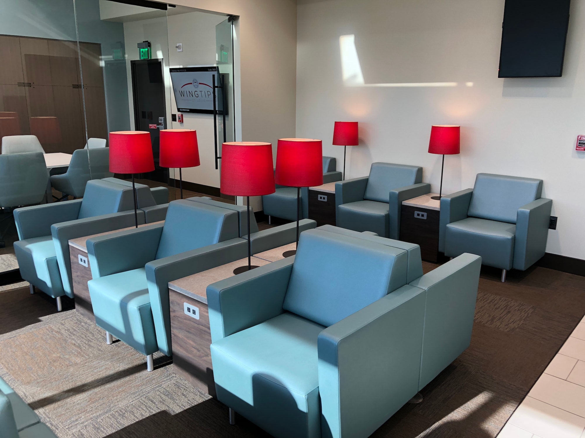#4 of 5 images of Wingtips Lounge