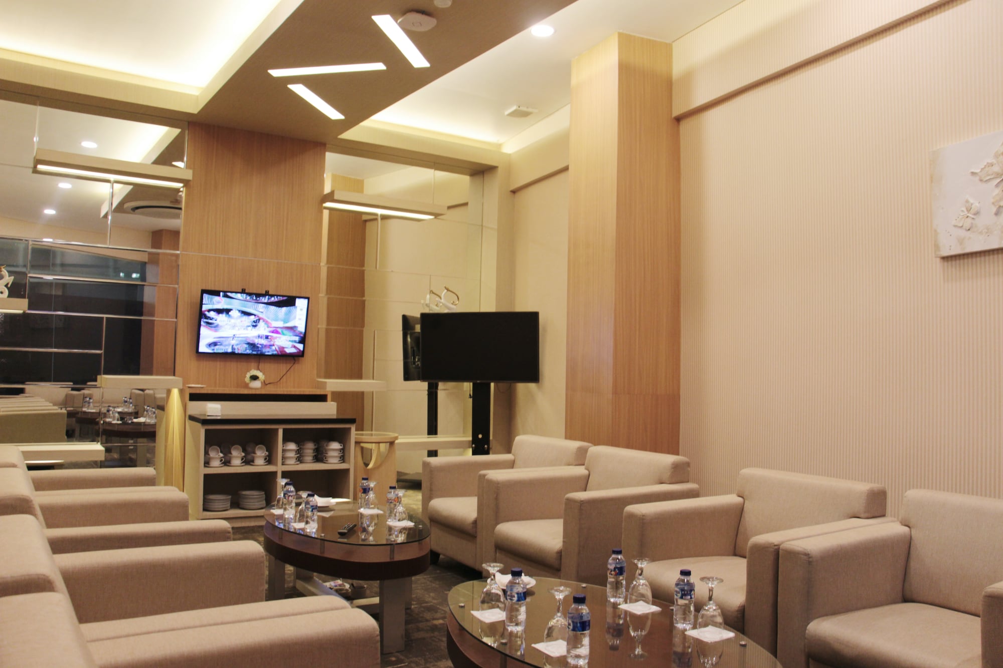 #3 of 5 images of Concordia Lounge