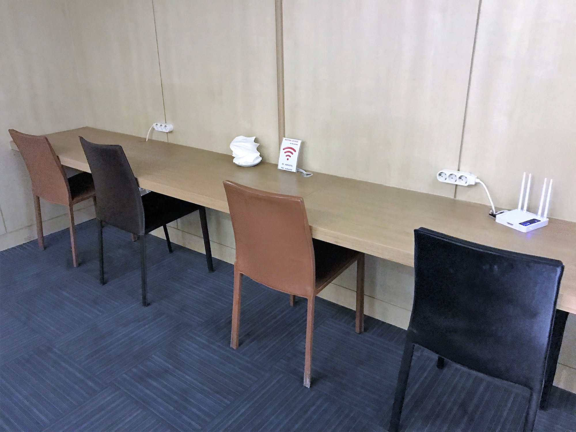 #2 of 5 images of MATINA Lounge West (Gate 43)