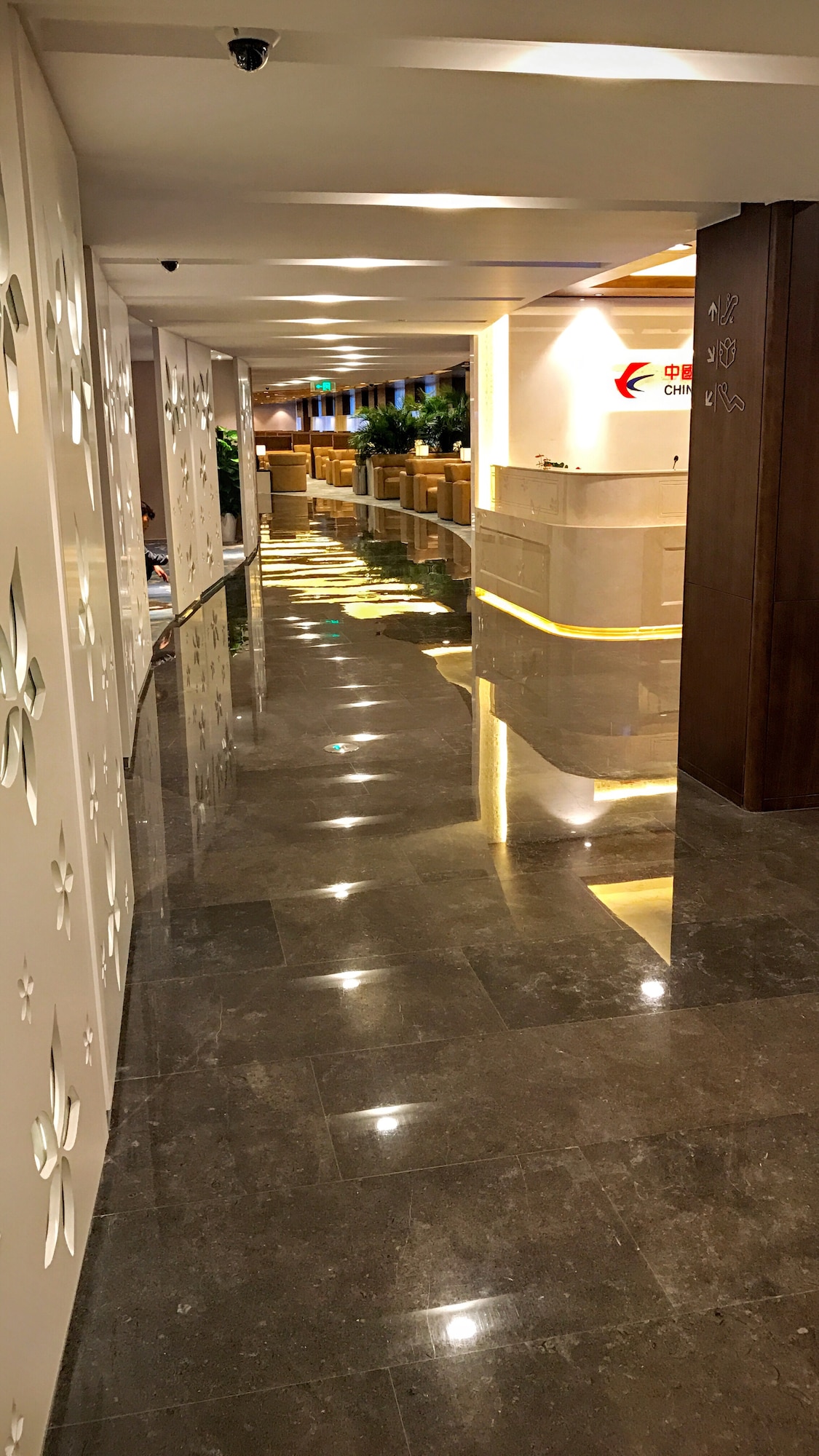 #4 of 5 images of No. 36 China Eastern Lounge