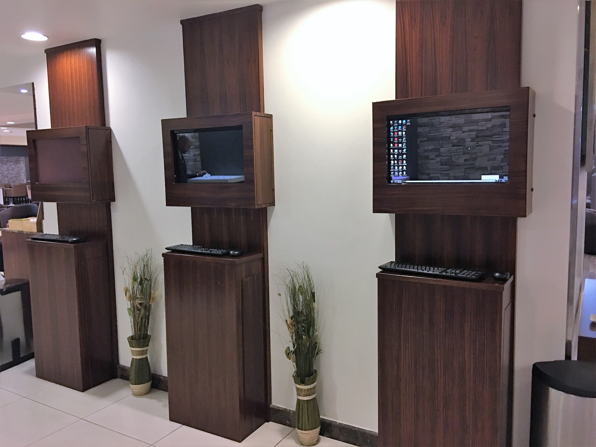 #4 of 5 images of First Class Lounge
