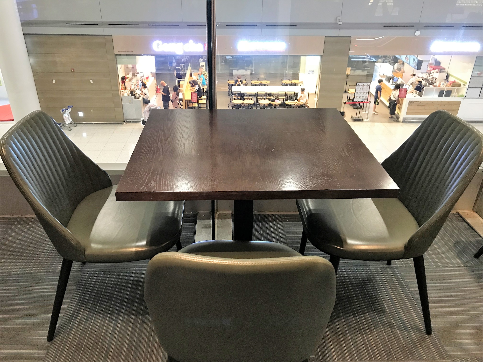 #3 of 5 images of MATINA Lounge West (Gate 43)
