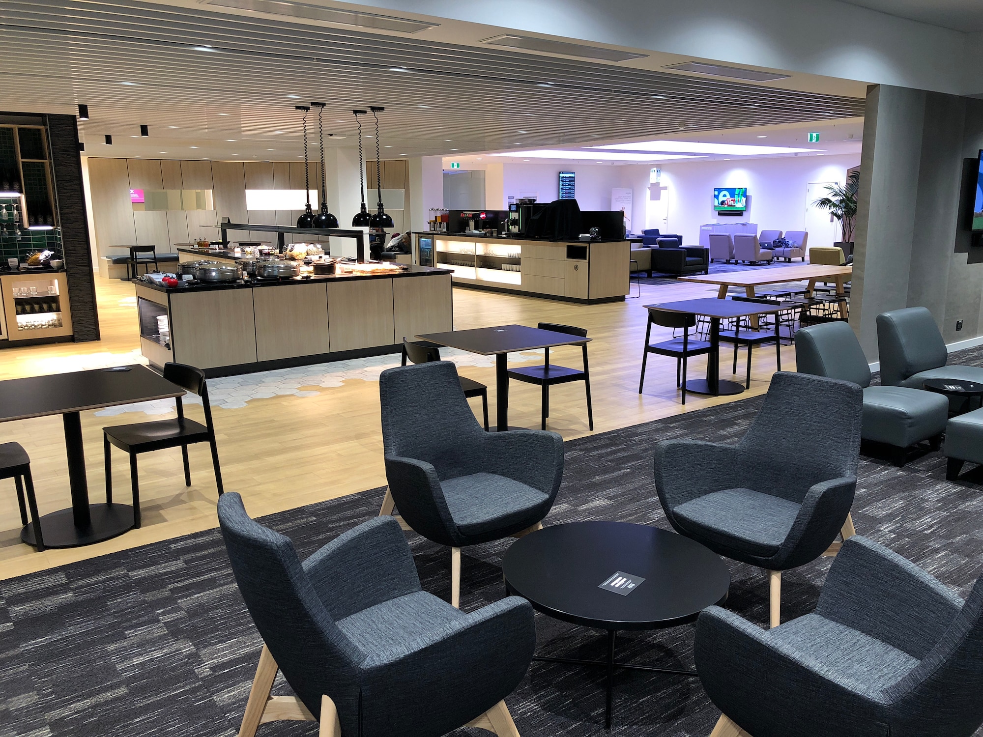 #3 of 5 images of Strata Lounge