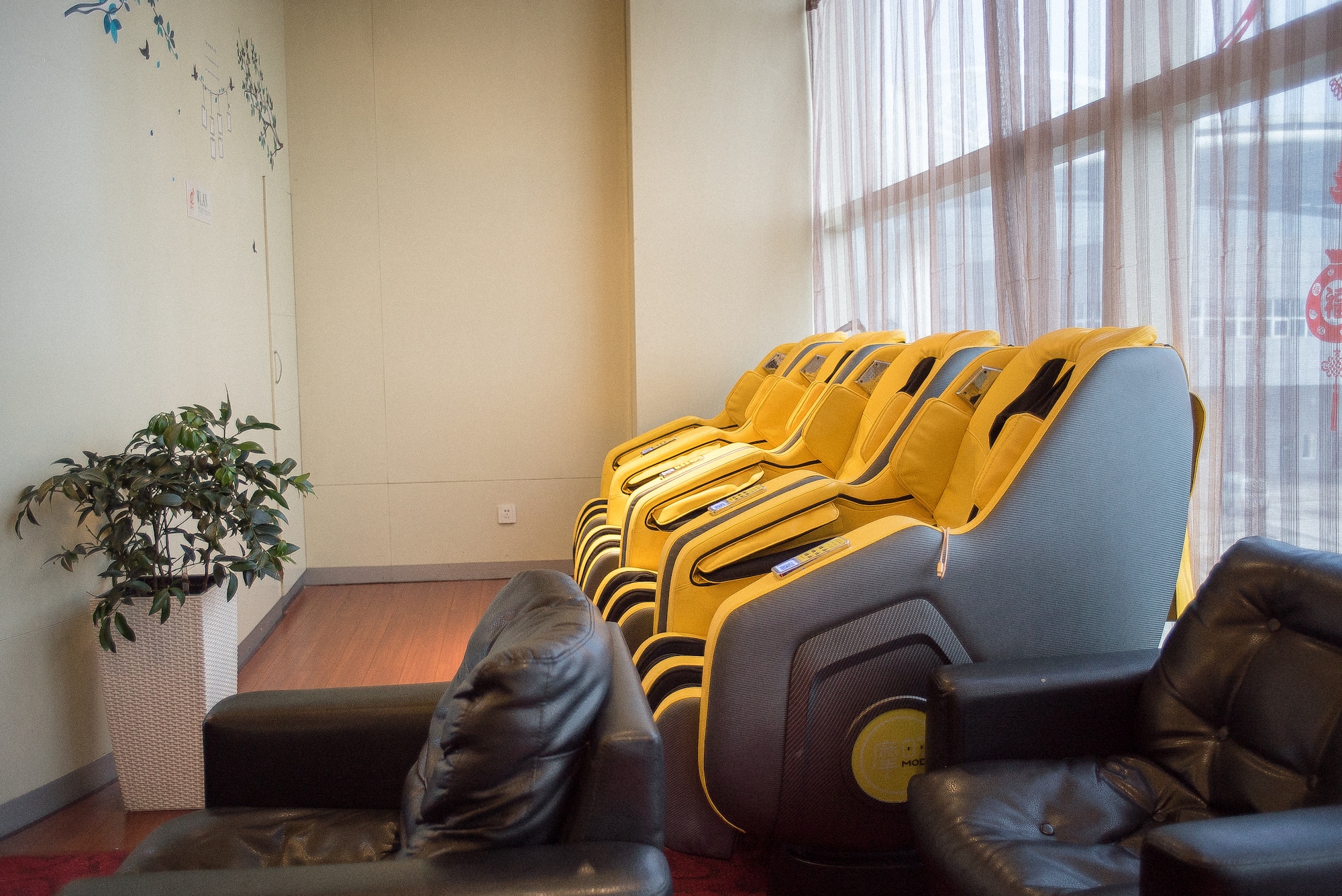 #4 of 5 images of First Class Lounge 2