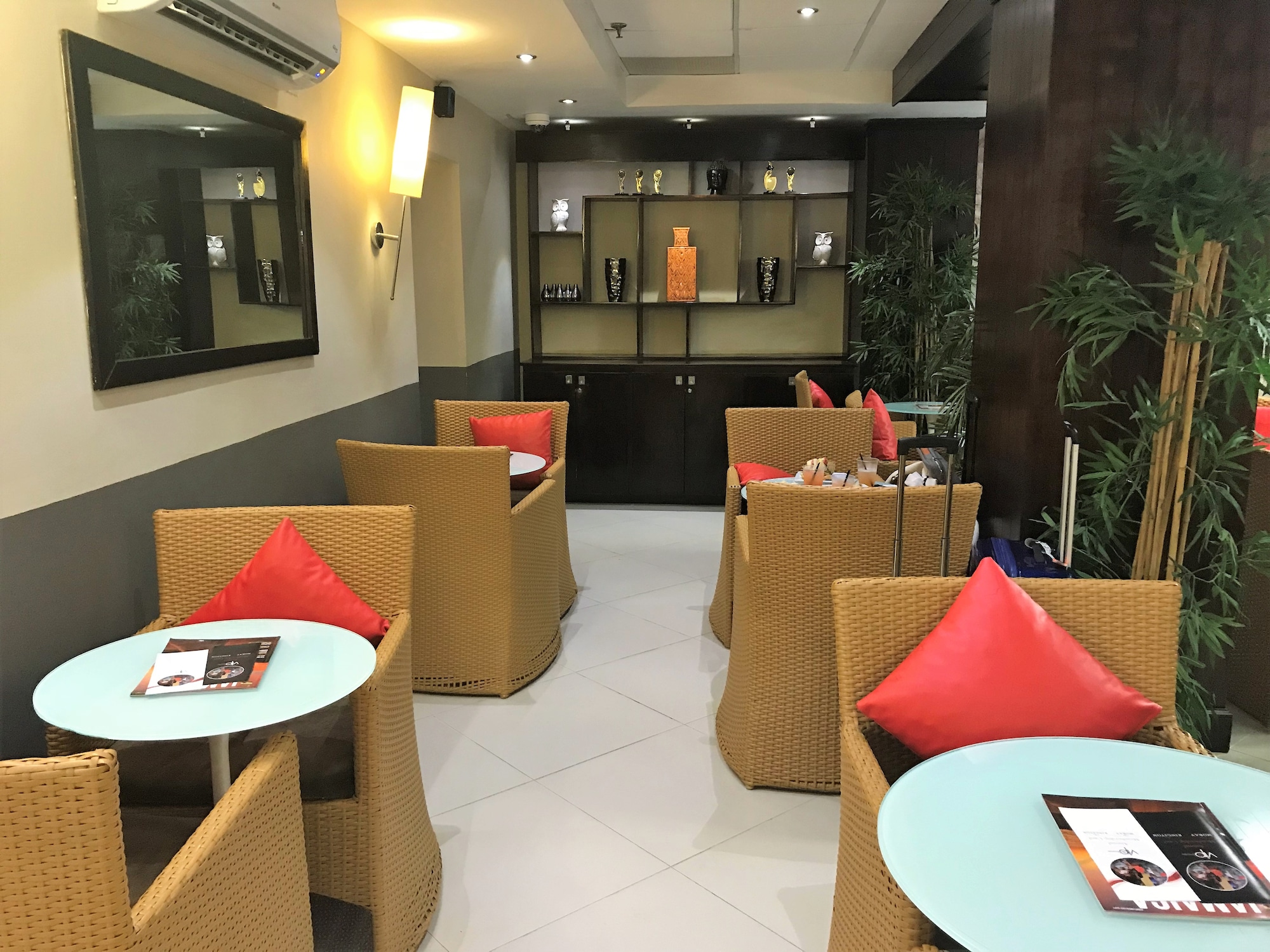 #2 of 5 images of Club Mobay Arrivals Lounge