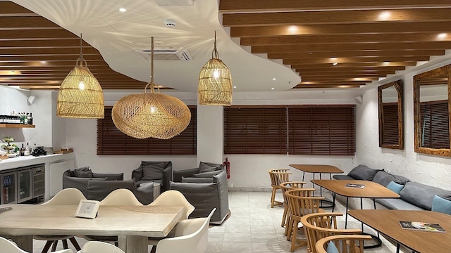 Lounge thumbnail 2