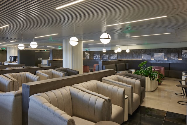 Lounge thumbnail 2