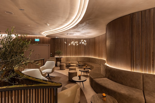 Lounge thumbnail 2