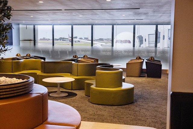 Lounge thumbnail 5
