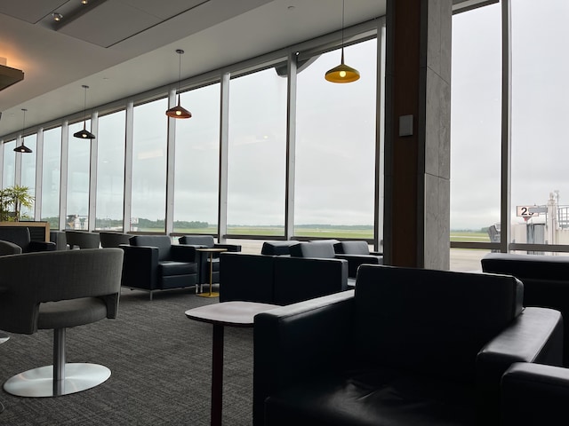 Lounge thumbnail 4