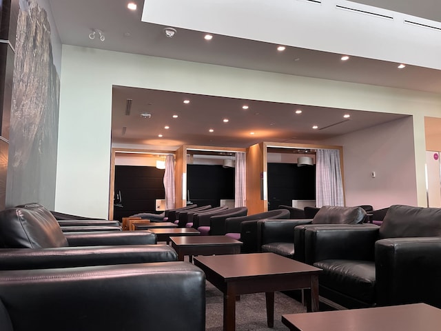 Lounge thumbnail 4