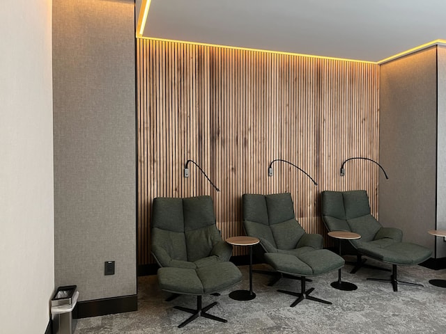 Lounge thumbnail 2