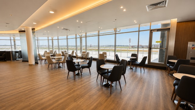 Lounge thumbnail 2