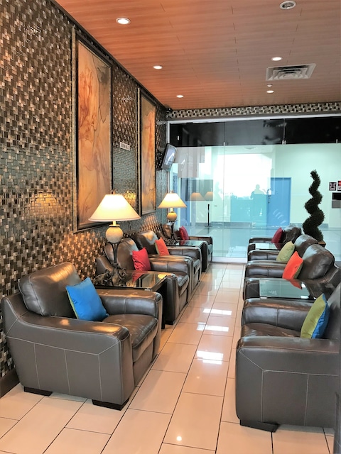 Lounge thumbnail 4