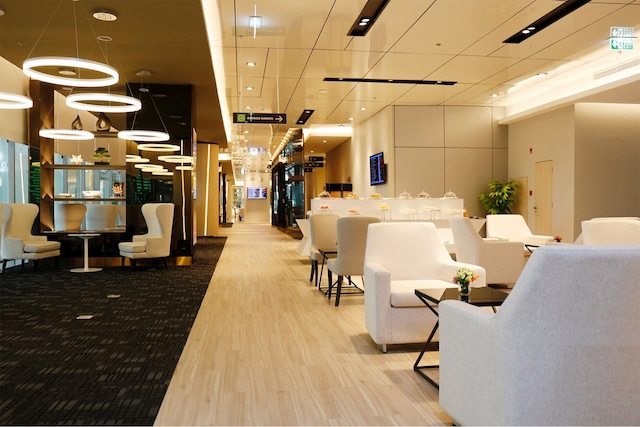 Lounge thumbnail 2
