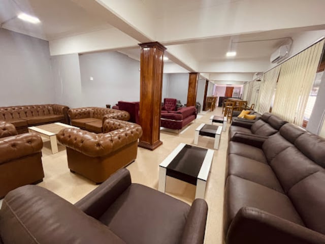 Lounge thumbnail 4