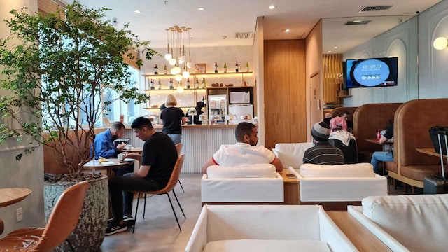 Lounge thumbnail 1