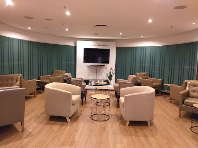 Lounge thumbnail 2