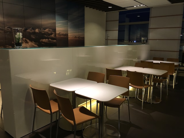 Lounge thumbnail 4
