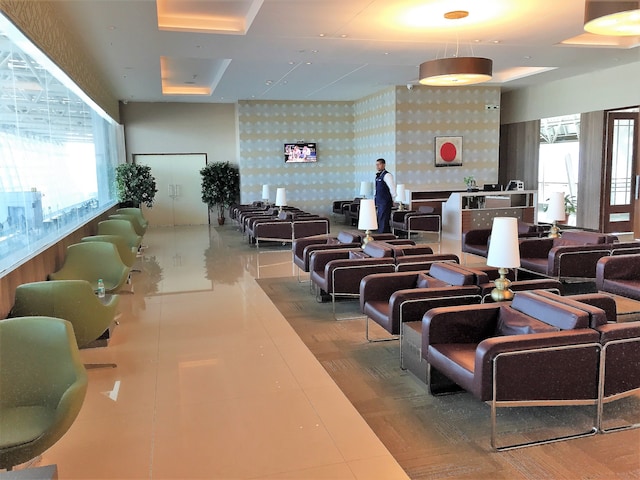 Lounge thumbnail 3