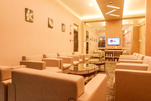 Lounge thumbnail 4