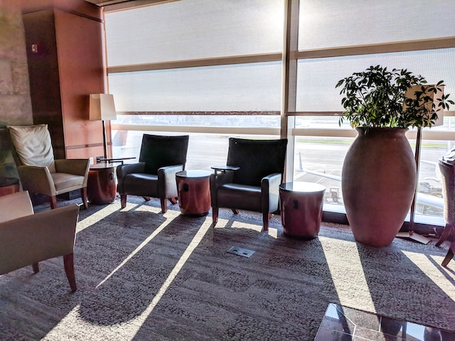 Lounge thumbnail 2