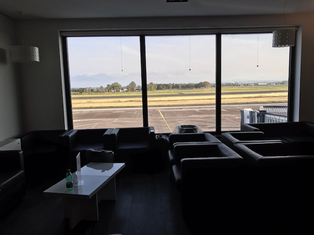 Lounge thumbnail 5
