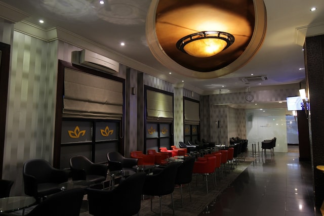 Lounge thumbnail 5