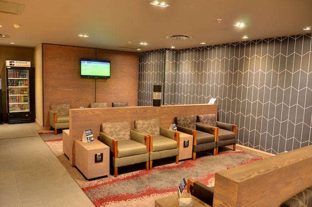 Lounge thumbnail 2