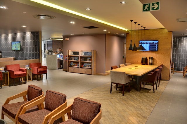 Lounge thumbnail 1