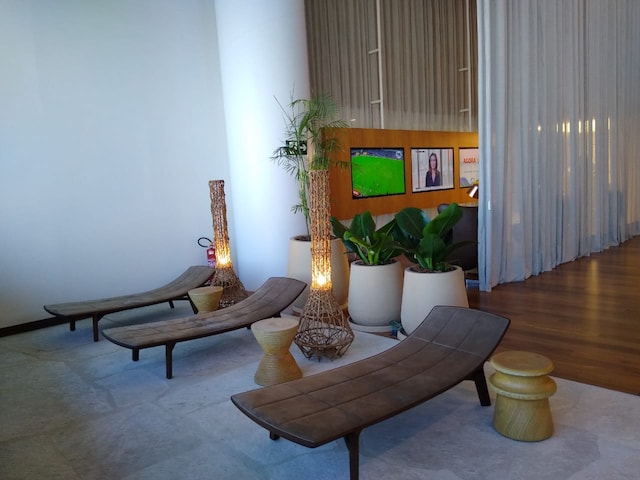 Lounge thumbnail 4